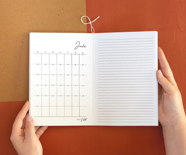 Monatsübersicht Lärche im Kalenderheft mit linierten Notizen auf der rechten Seite