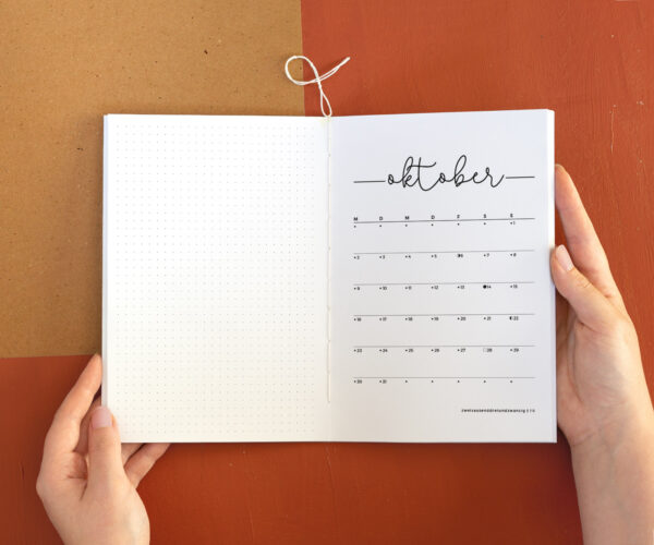Ansicht des Monatsplaners im Kalenderheft mit Punkteraster auf der linken Seite