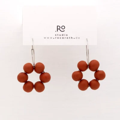 Creole mit Blumenhänger aus rostbraunen Holzperlen